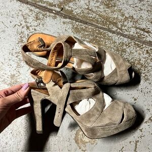 Billi Bi Beige Taupe Suede Strappy Open Toe Platform Heels Size 38 NWOT